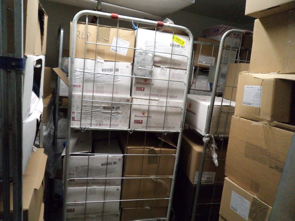 Mraziaci box č. 1.42 je preplnený potravinami čo neumožňuje bezpečné vykonavanie ich kontroly