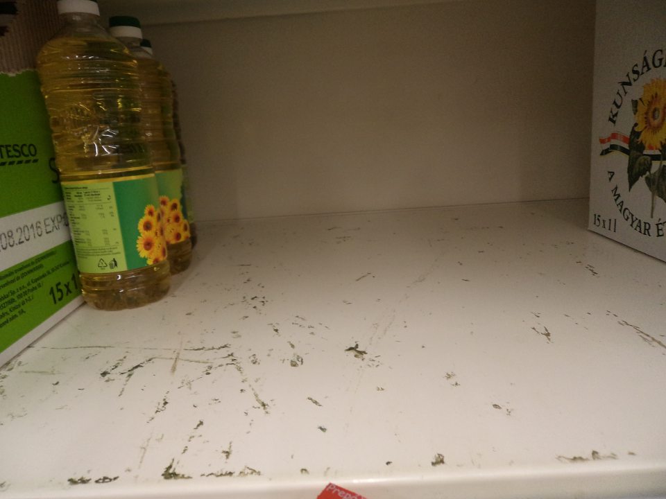 Znečistené ložné plochy regálov s jedlými olejmi 