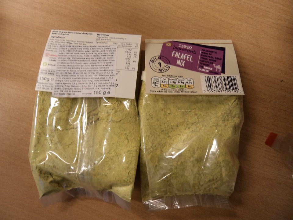 Dátum minimálnej trvanlivosti je prelepený dolepkou s údajmi v štátnom jazyku na ktorej nie je uvedený dátum minimálnej trvanlivosti