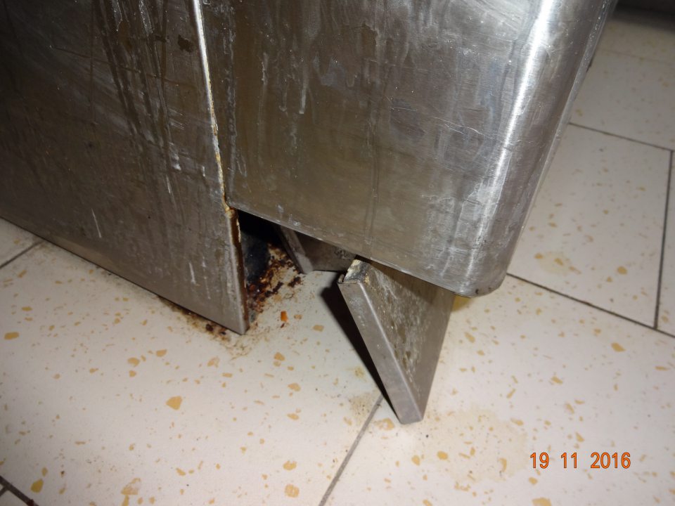 V prevádzke znečistená podlaha pod pecou v manipulačnom priestore pekárne. 