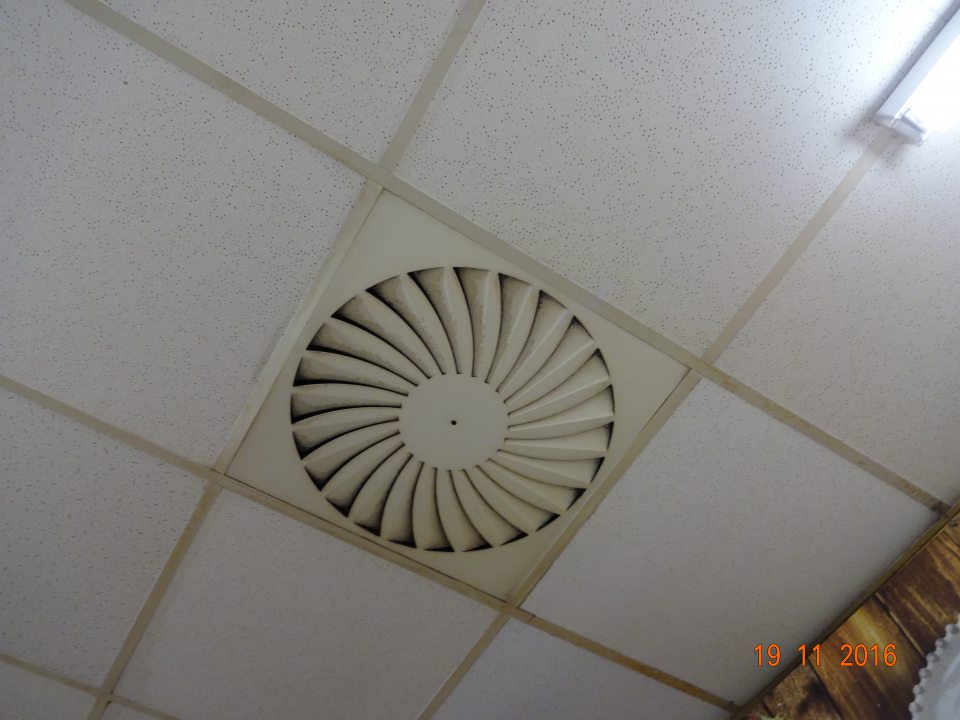 V prevádzke, v manipulačnom priestore pekárne zaprášené stropné odsávače.