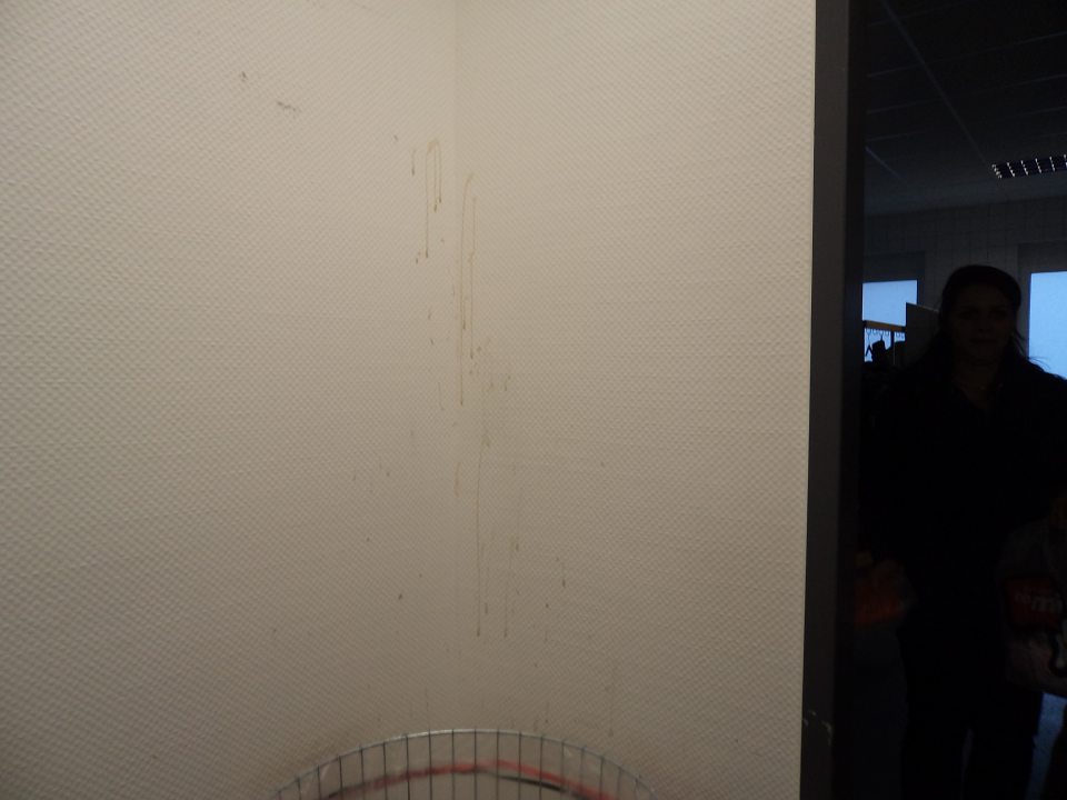  Znečistená stena v predsieni ženskej šatne