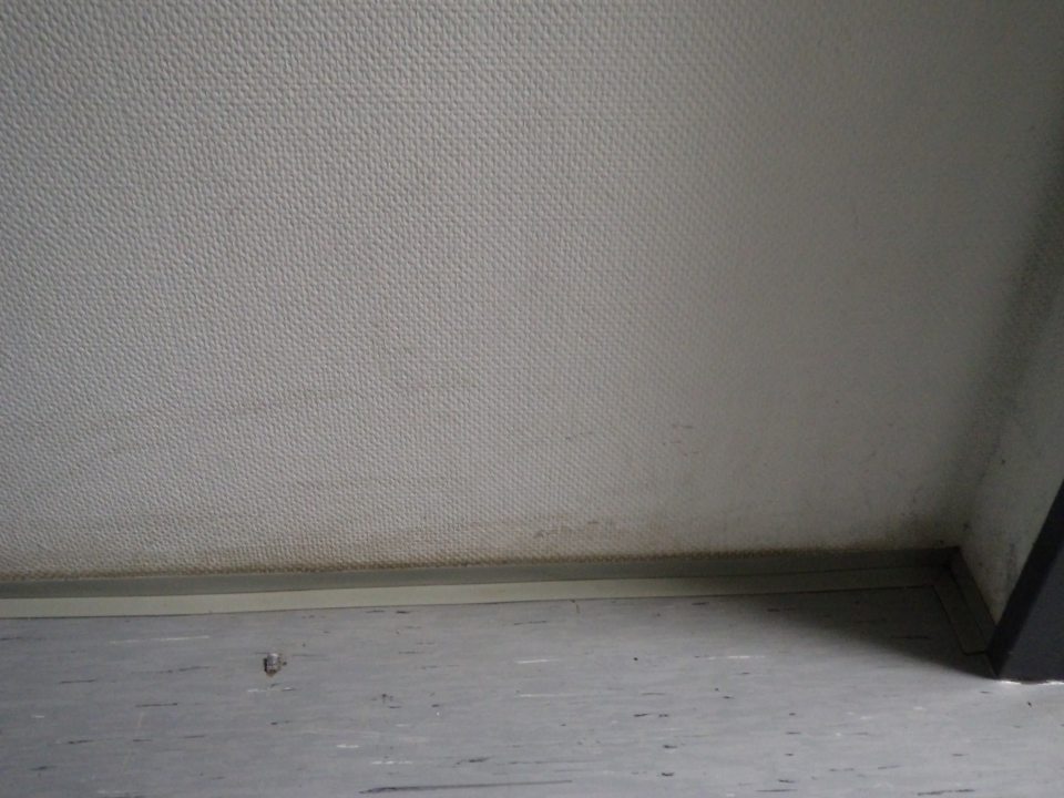  Znečistená stena v predsieni mužskej šatne 