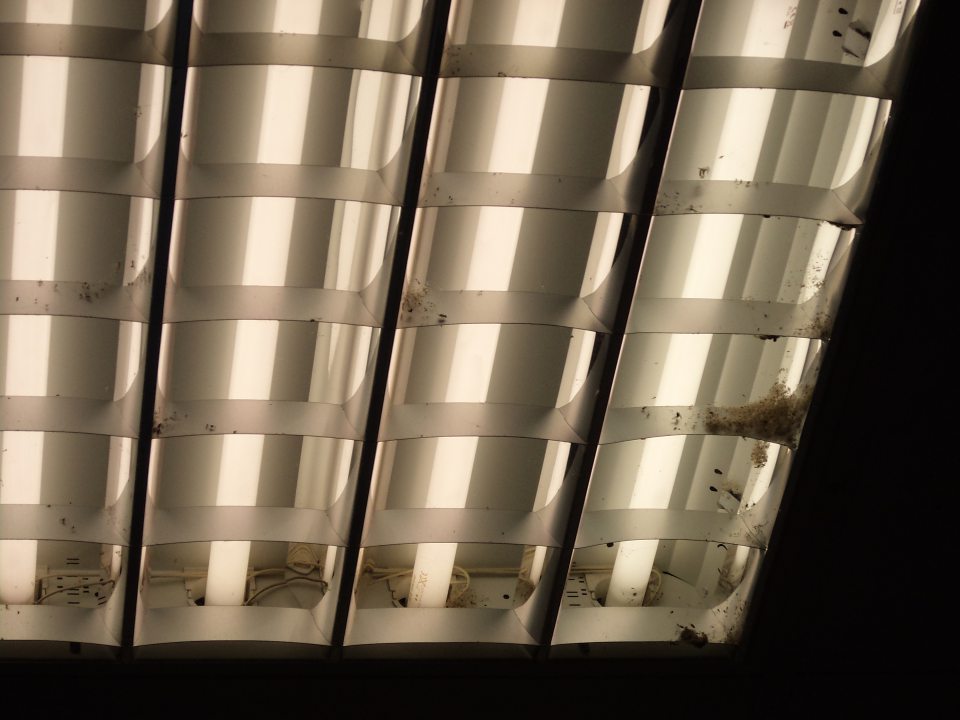 Znečistené stropné svietidlo v mužskej šatni