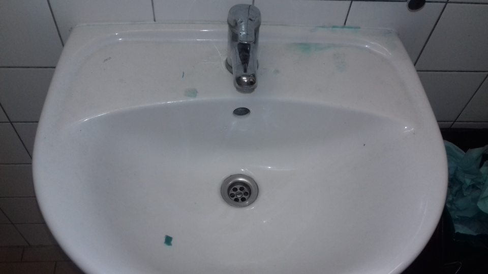 Znečistené umývadlo na ženskej toalete
