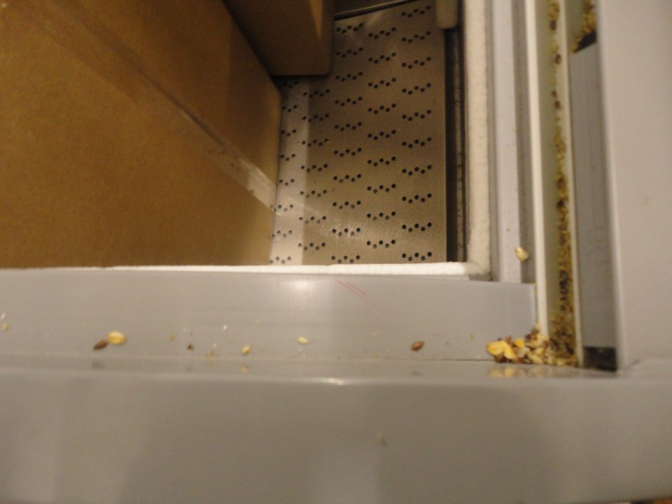  Znečistené mraziace boxy v mieste vodiacich líšt v sklade potravín