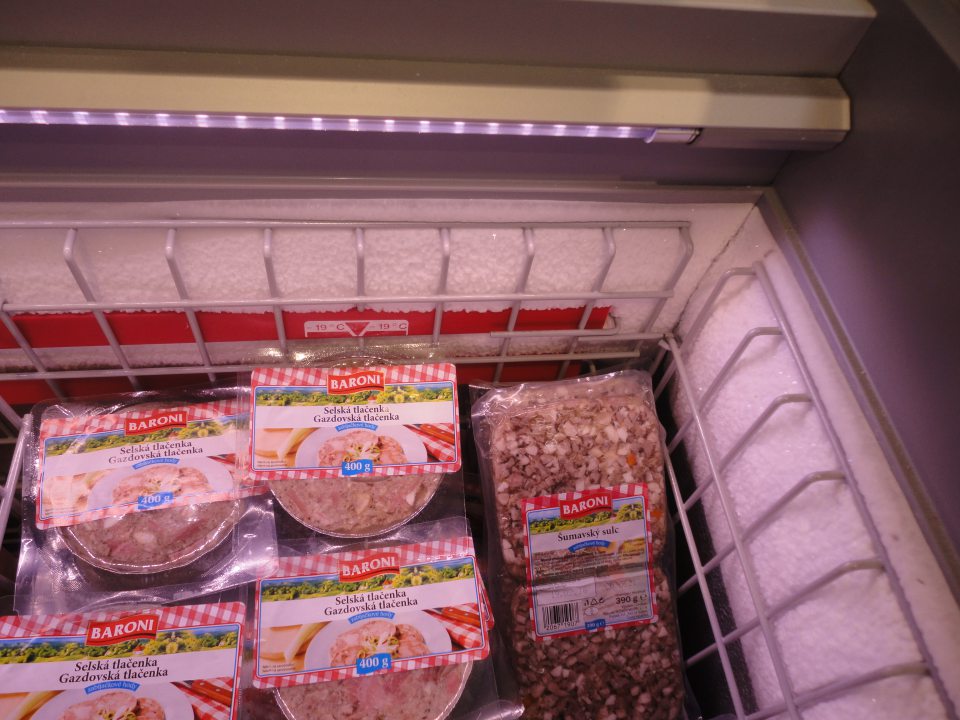  Výskyt námrazy v chladiacom boxe s chladenými kačicami a zabíjačkovými špecialitami v predajni
