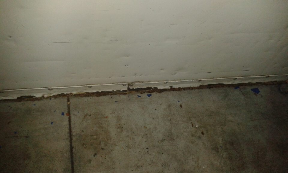 - Poškodený náter a znečistené okolie ochrannej lišty na spojnici podlahy a steny v chladiacom boxe mliečnych výrobkov