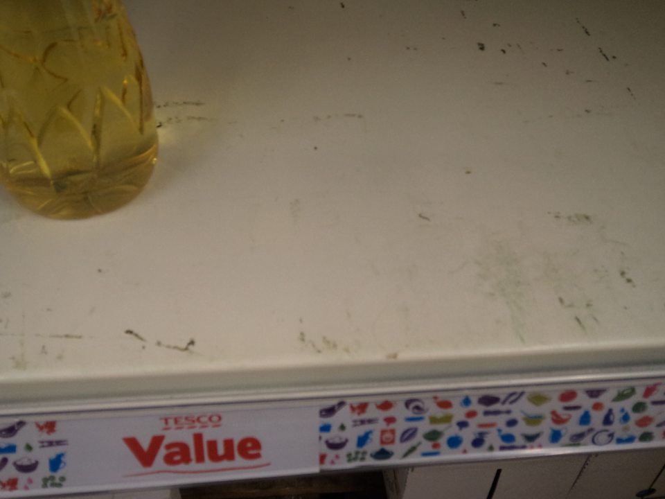  Znečistený regál s jedlými olejmi