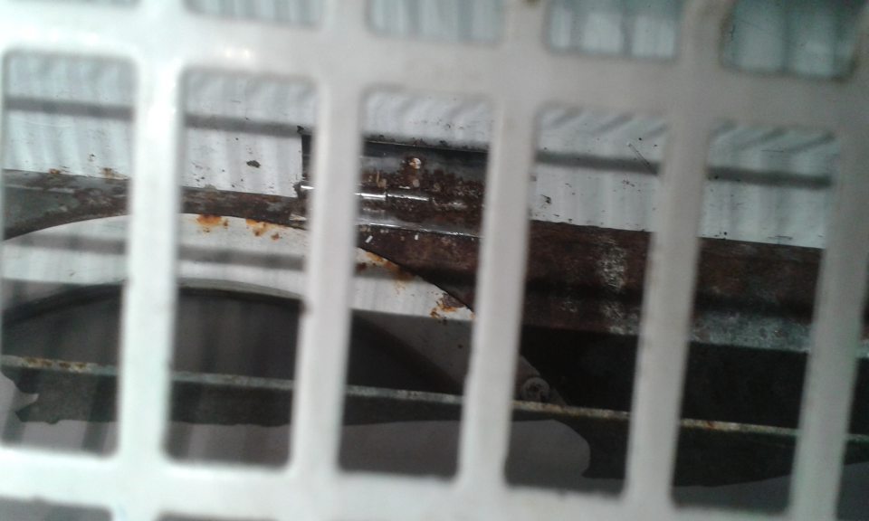  Korózia povrchu a nahromadené nečistoty pod mriežkou chladiacej vitríny s mliečnymi výrobkami v časti "výpredaj"
