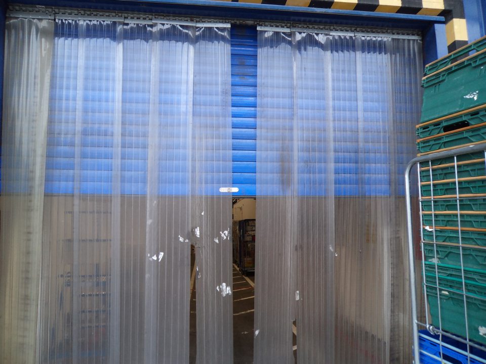 Chýba plastová lamela pri vstupných dverách na príjme trvanlivých potravín