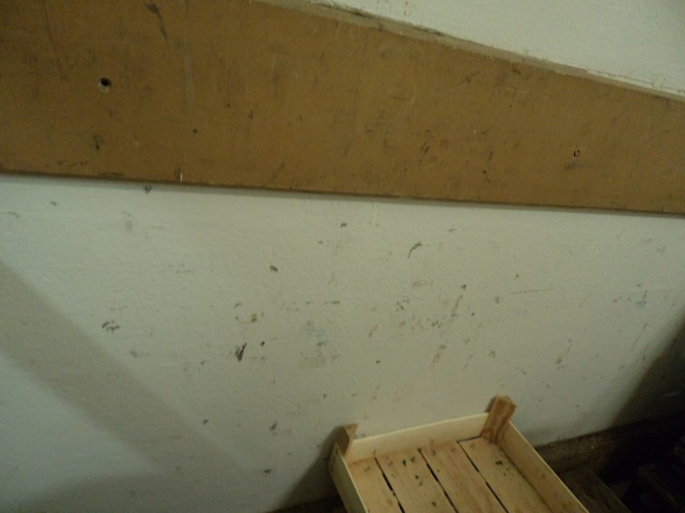 Znečistené steny na viacerých miestach v celom sklade potravín