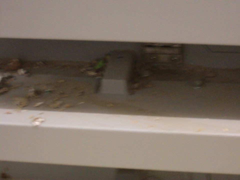 Znečistený lis na papier umiestnený priamo v sklade potravín