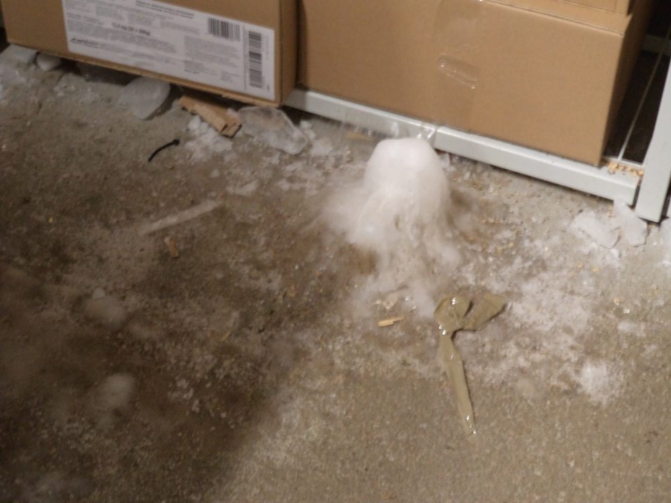  Hrubé vrstvy námrazy na podlahe mraziaceho boxu na mrazené pekárske polotovary