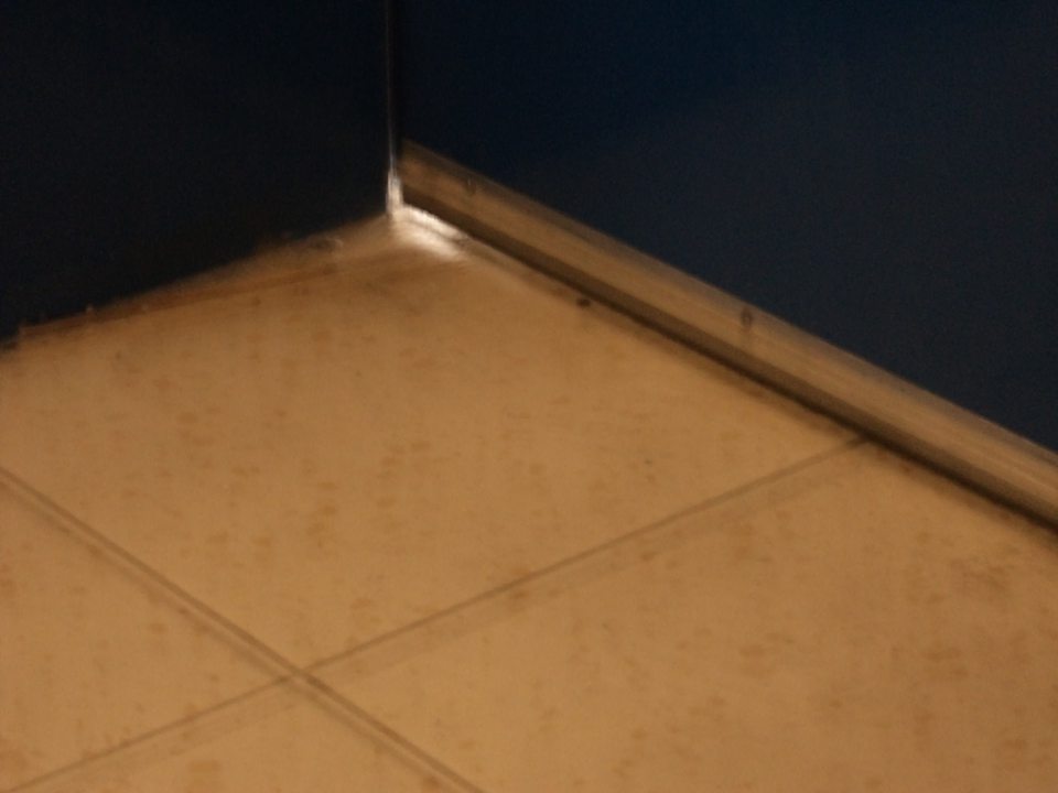 Nedostatočne utesnené dvere na príjme potravín 