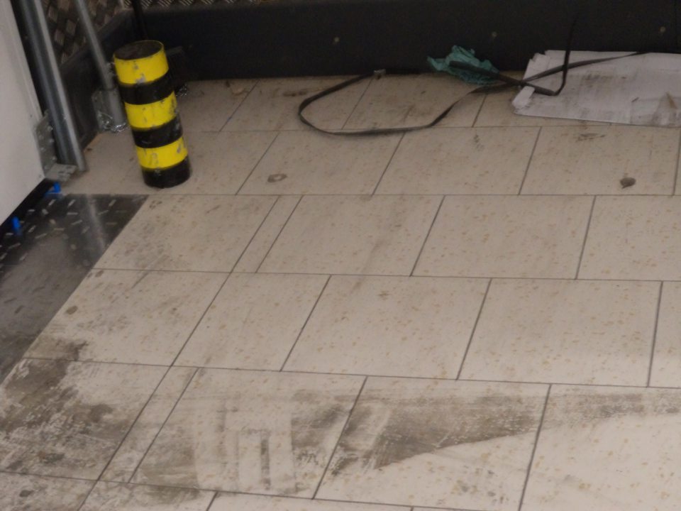 Znečistená podlaha na príjme potravín