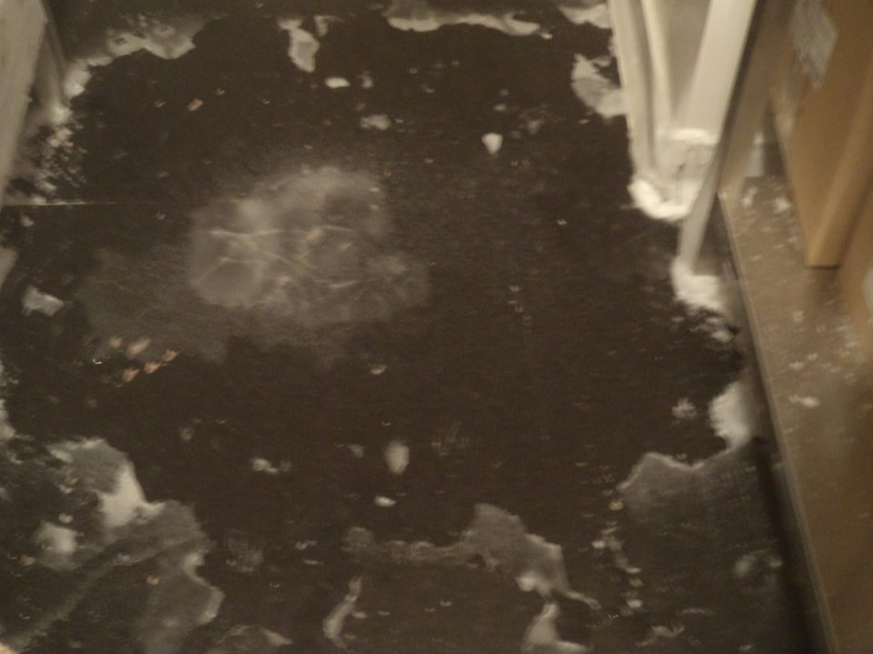 Námraza na podlahe mraziaceho boxu s mrazenými potravinami