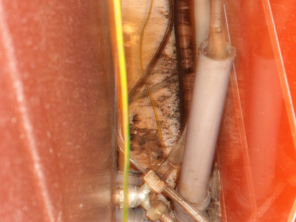  Znečistená podlaha za konvektomatmi na oddelení dopeku