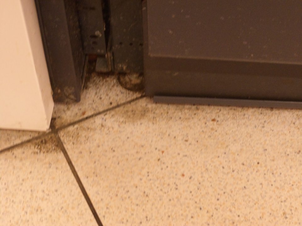  Znečistená podlaha pod predajnými vitrínami na oddelení lahôdok 