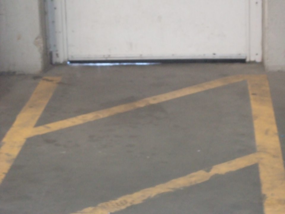 Nedostatočne utesnené dvere do vonkajšieho prostredia na výdaji potravín