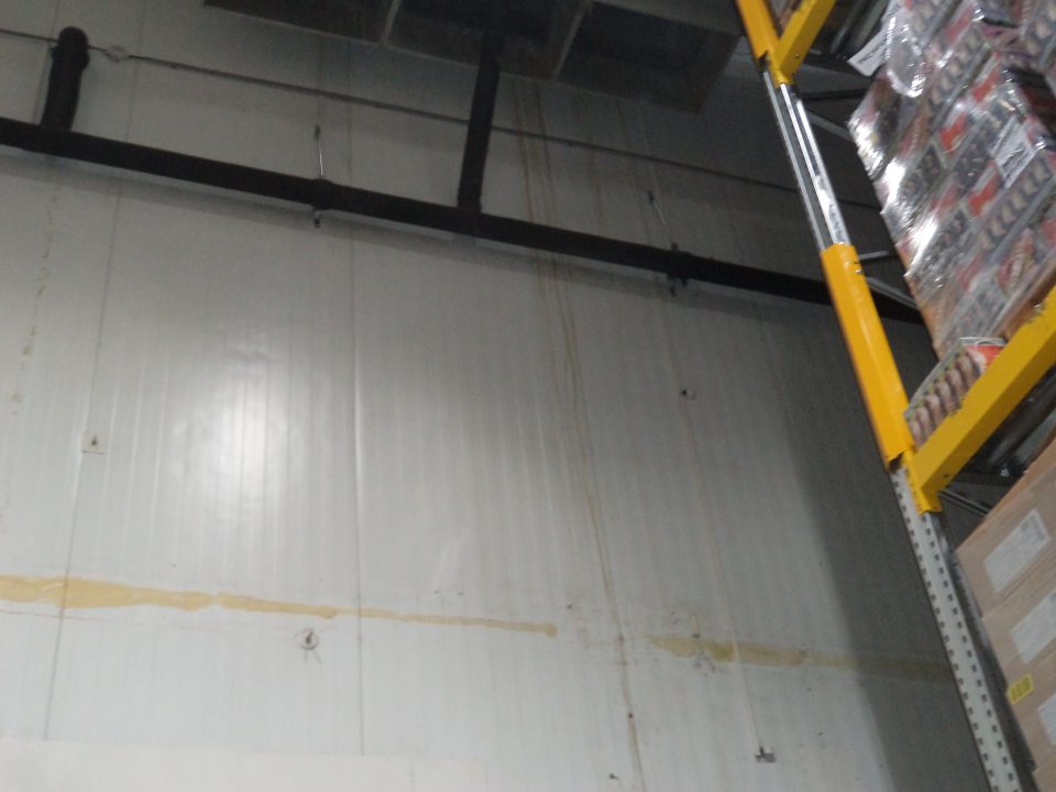 Znečistená stena pod klimatizačnou jednotkou v mraziacom boxe