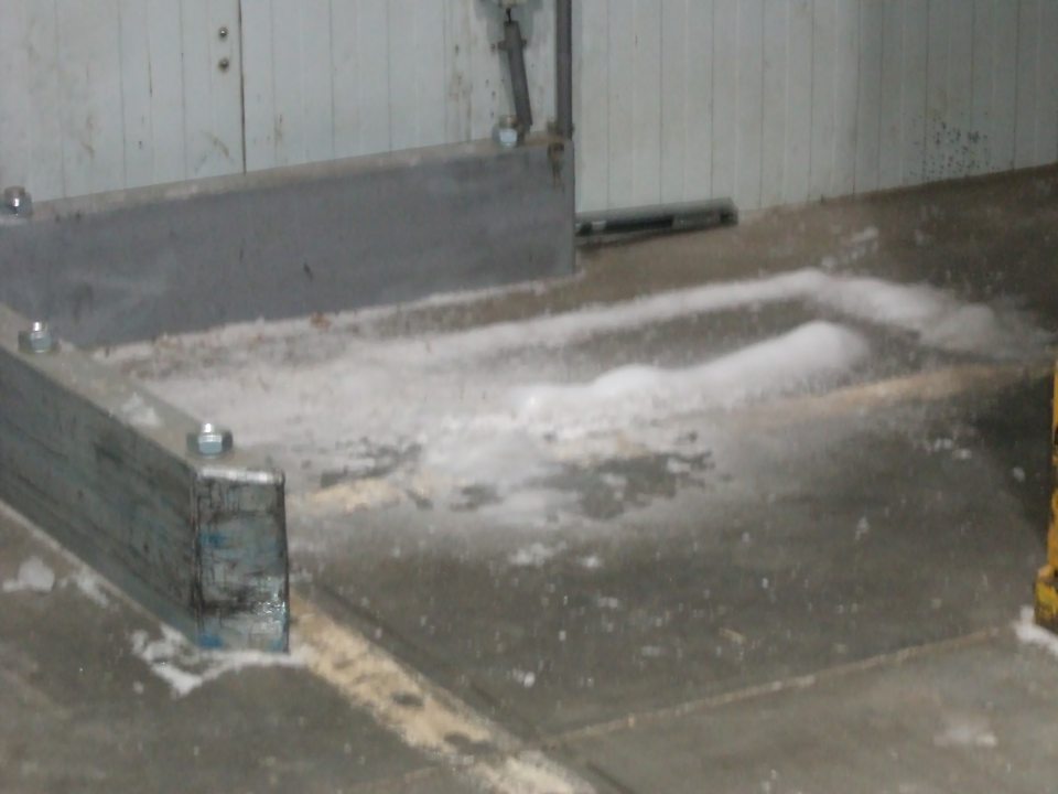  Námraza na podlahe pod klimatizačnou jednotkou v mraziacom boxe