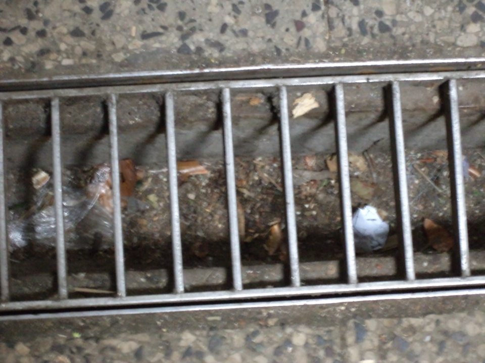  Znečistený priestor pod mriežkou pred mraziacim boxom v sklade