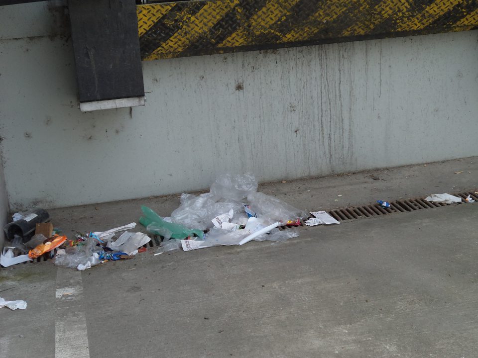  V prevádzke znečistené okolie príjmovej rampy.