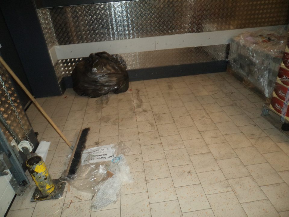 V sklade prevádzky na príjme potravín znečistená podlaha. 