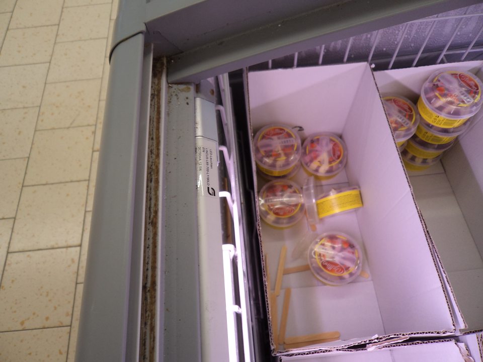 V predajni znečistené vodiace lišty mraziaceho boxu s mrazenými krémami. 