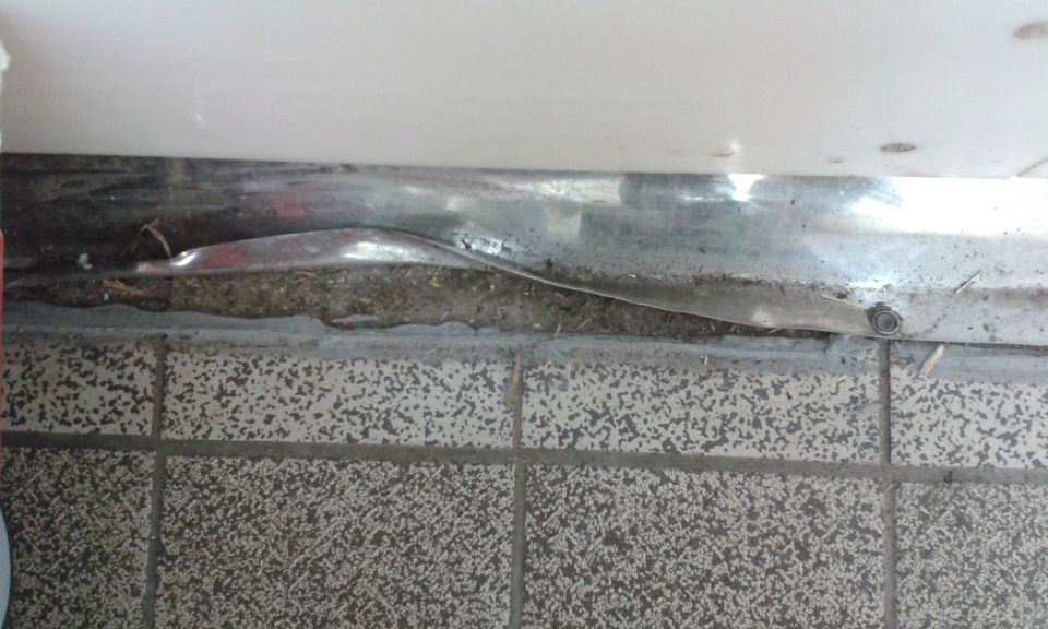 Znečistené rohové nerezové lišty a priestor v blízkosti líšt v sklade "mopro-chladený