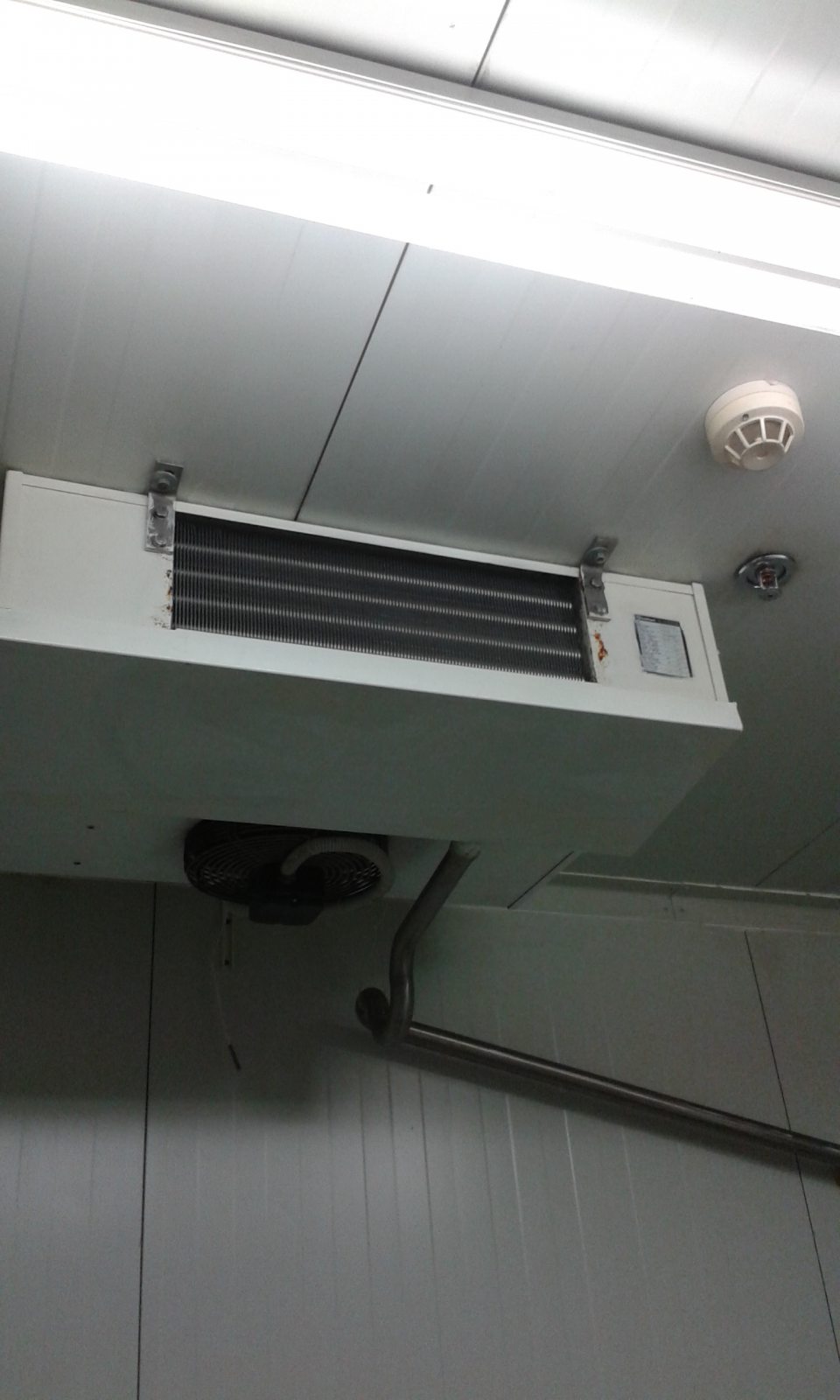 Korózia klimatizačnej jednotky v prípravovni mäsa na oddelení lahôdok