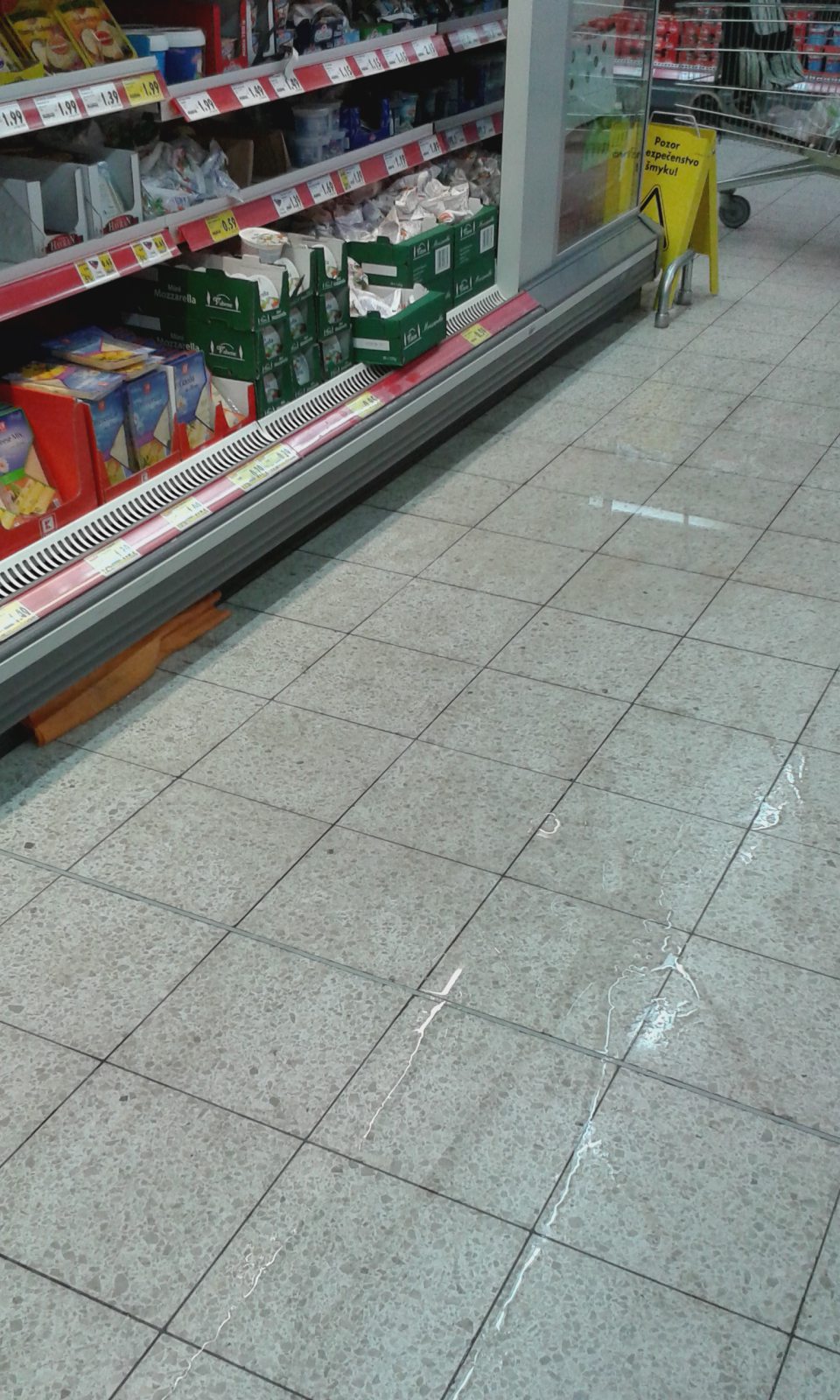 Vytekanie vody na podlahu spod chladiacej vitríny.