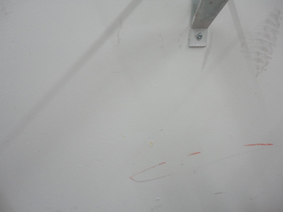 - Poškodený povrch stien v manipulačnej chodbe pri vstupe do priestoru dopeku