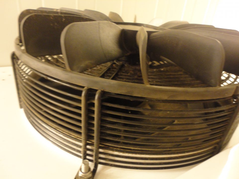 	- Znečistená časť mriežok v okolí ventilátora v chladiacom boxe mäsových výrobkov