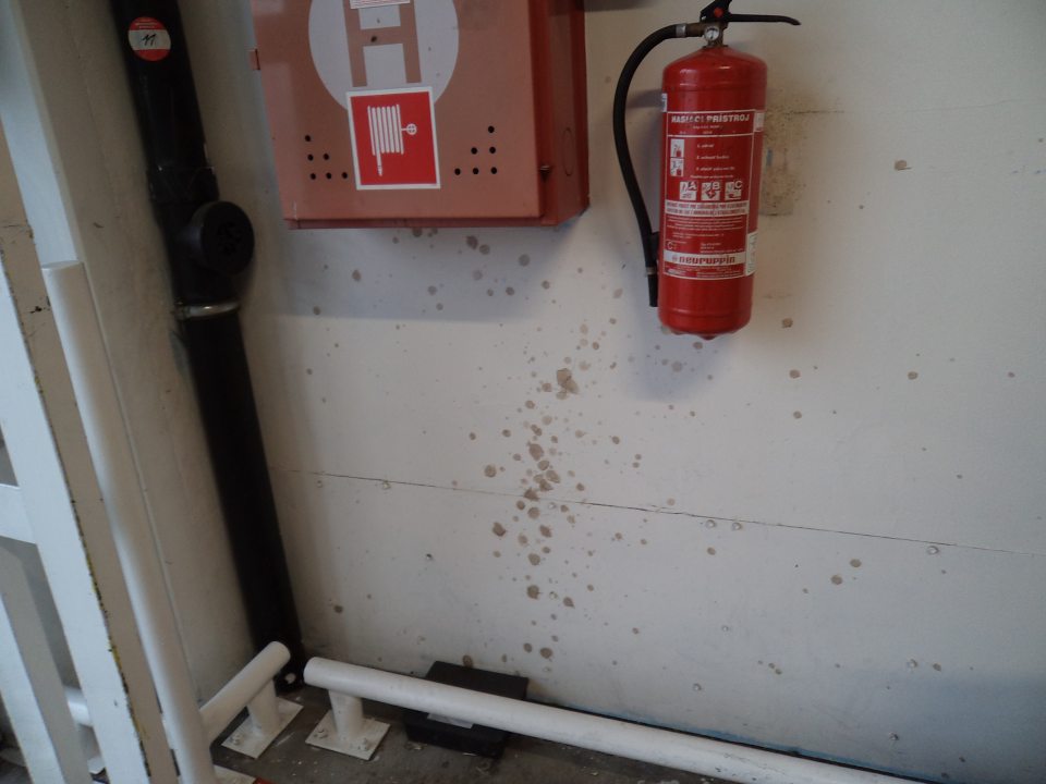 Znečistená stena na príjme suchých potravín 