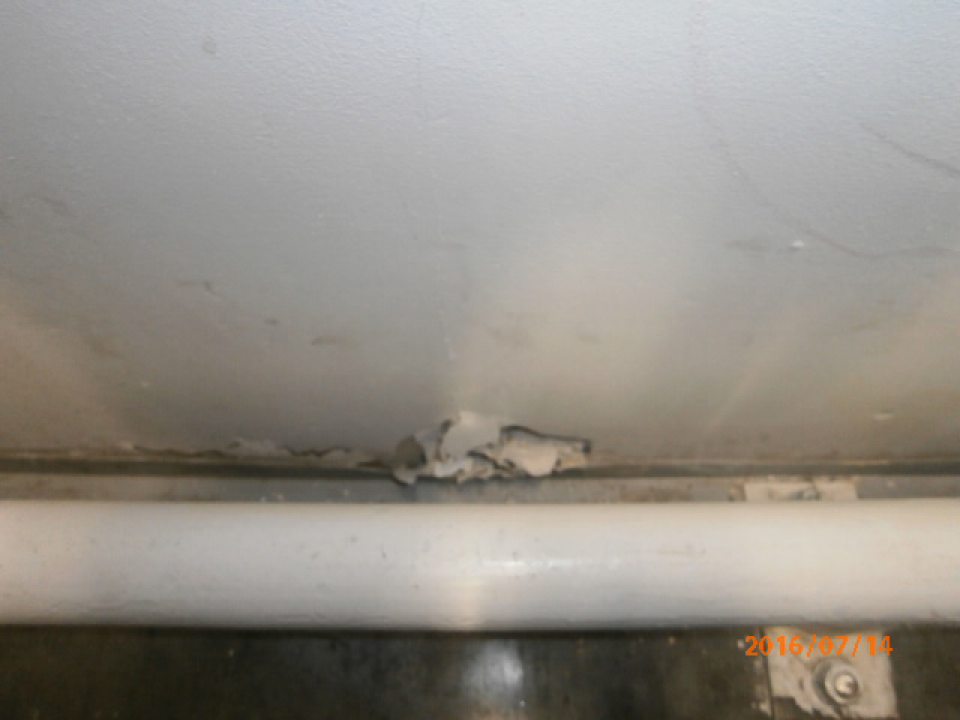 Poškodená a znečistené stena v sklade potravín prevádzky, v časti skladovania nealko nápojov a piva