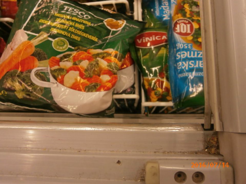 V predajni znečistené vodiace lišty mraziaceho boxu so zeleninou