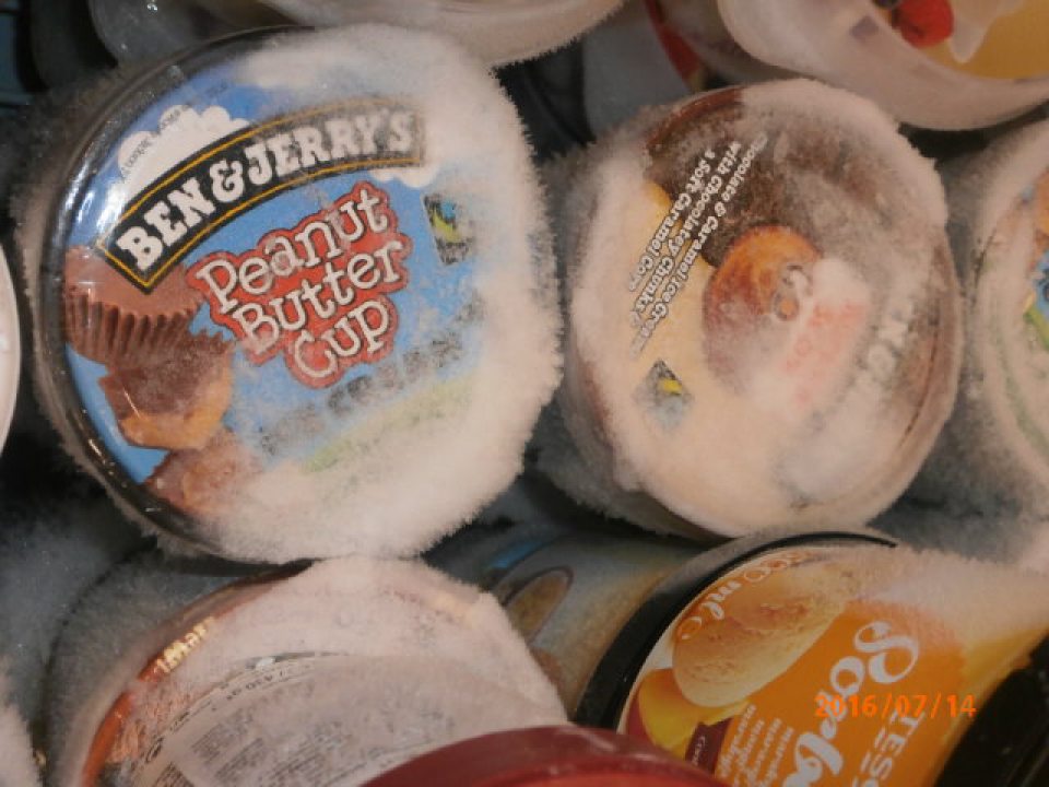 Na predajnej ploche v mraziacom boxe výskyt námrazy na zadnej stene a na kelímkoch s mrazenými krémami.