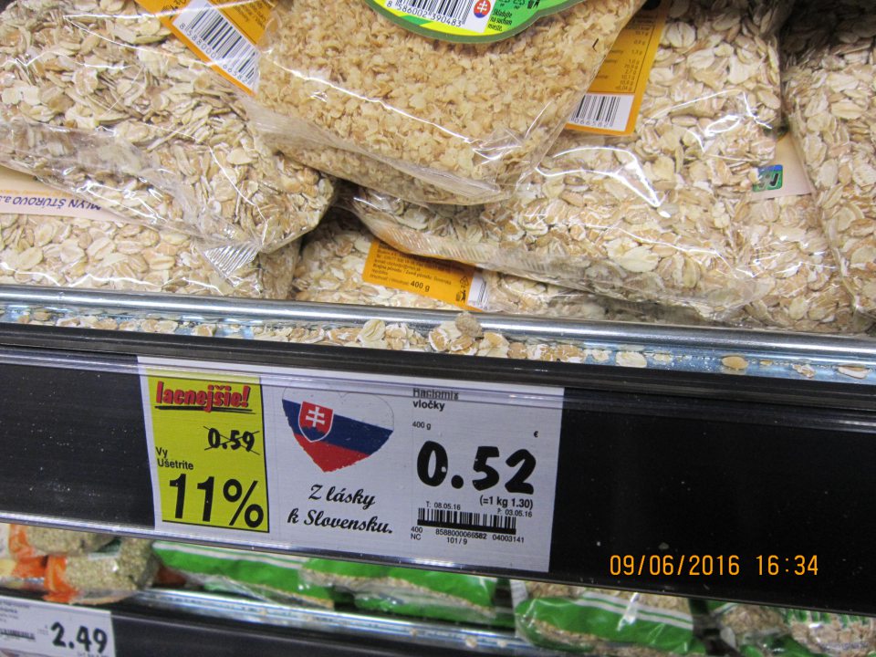 V predajni regál znečistený rozsypanými potravinami.