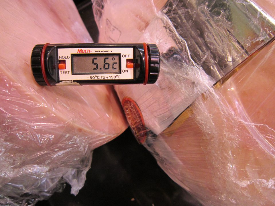 V prevádzke nevyhovujúca teplota skladovania nakrájaných mäsových výrobkov.