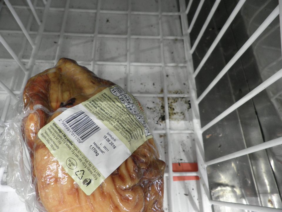 V priestore prevádzky na uskladnenie balených mäsových výrobkov znečistený regál od plesní. 
