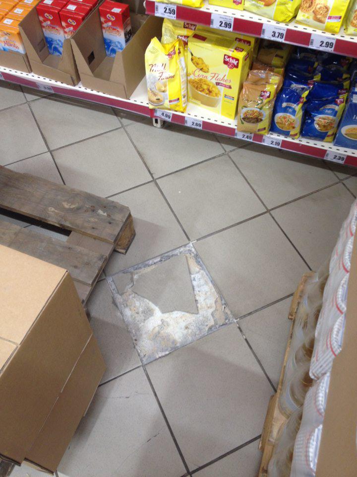 Porušená dlažba na predajnej ploche.