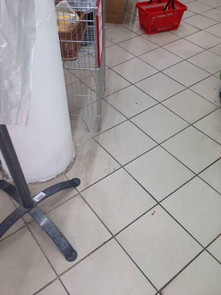 Znečistená podlaha na predajnej ploche.