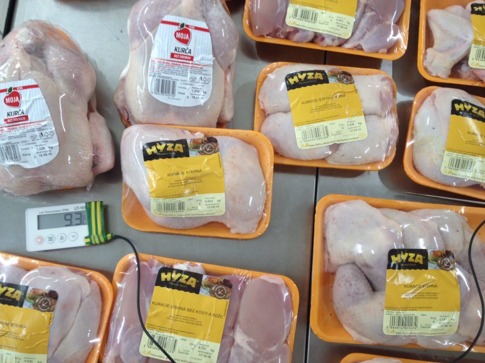 Uchovávanie chladených hydinových dielov a mäkkých mäsových výrobkov pri nevyhovujúcej teplote +9,3°C.