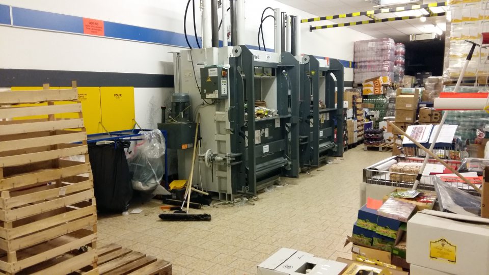 V priestore skladu potravín sa nachádzajú dva lisy určené na lisovanie obalového materiálu.