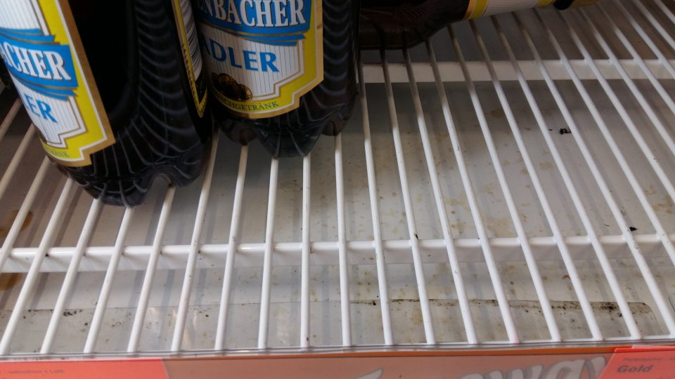 V predajni znečistený chladiaci box na nealkoholické nápoje.