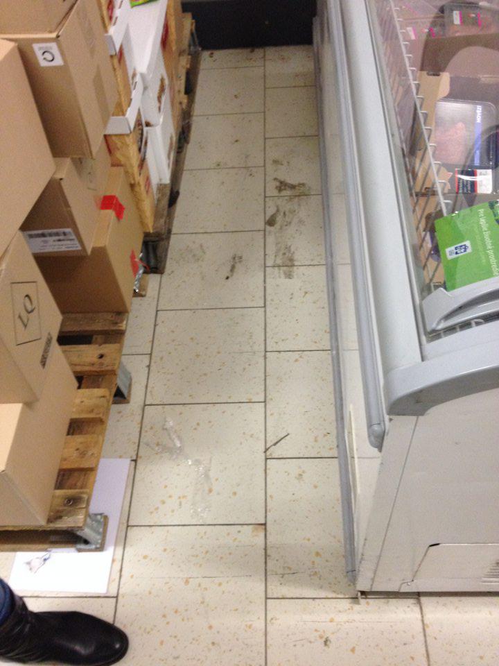 V skladových priestoroch prevádzky znečistená podlaha.