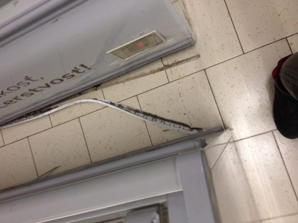 V predajni uvoľnená vodiaca lišta mraziaceho zariadenia.