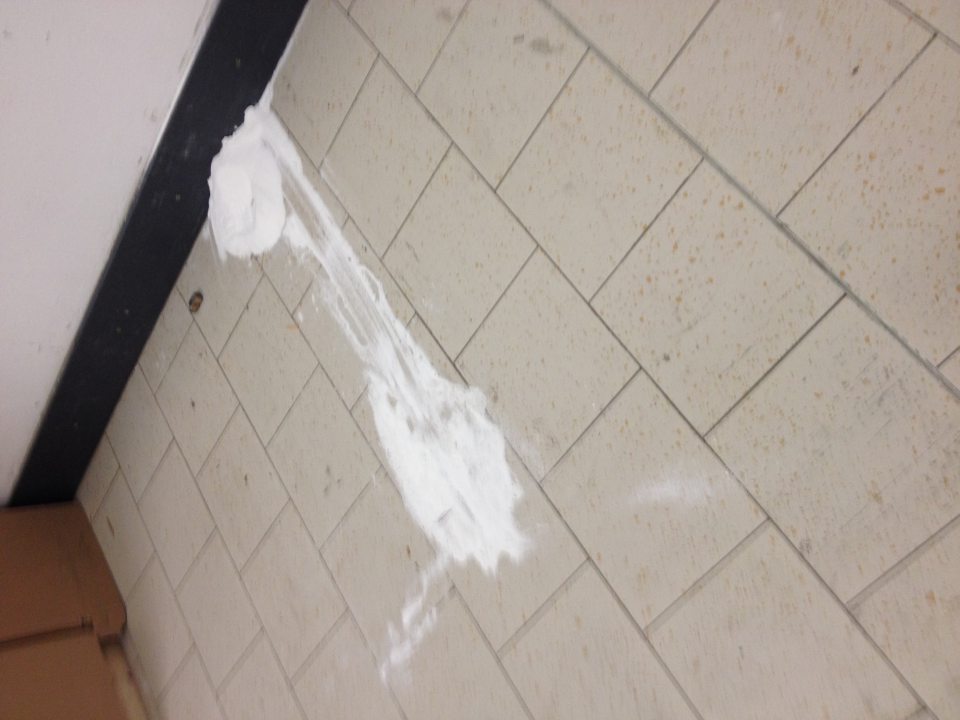 V skladovom priestore prevádzky znečistená podlaha.